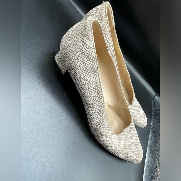 SALVATORE FERRAGAMO PUMPS - Picture 2 of 5